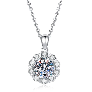 Elegant S925 sterling silver snowflake pendant necklace with 2ct D color moissanite