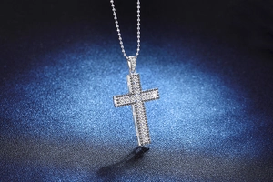 Détail du pendentif croix en argent S925 avec moissanite blanche et accents noirs