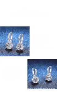 Gros plan sur les boucles d'oreilles créoles en argent S925 avec pendentifs moissanite 1ct