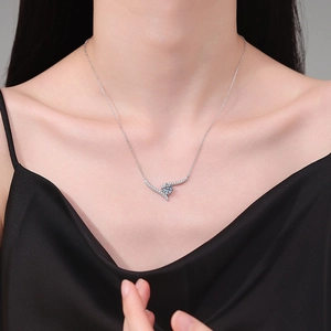 Collier en argent sterling 925 avec pendentif en moissanite porté par un mannequin femme