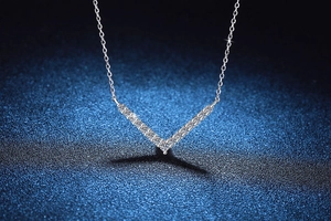 Vue macro d'un collier en argent sterling en forme de V serti de diamants moissanite
