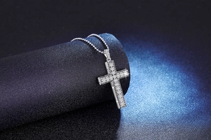 Vue macro de profil du pendentif croix en argent S925 serti de pierres Moissanite
