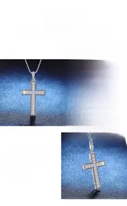 Vue rapprochée du pendentif croix en argent S925 avec pierres de moissanite pavées