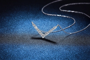 Détail macro du collier en V en argent S925 avec pierres moissanite micro-pavé