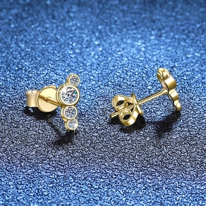 Elegante Ohrstecker aus vergoldetem S925 Sterlingsilber mit vier funkelnden Moissanit-Steinen