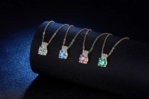 Détail de colliers en argent S925 avec pendentifs en moissanite colorée en quatre teintes