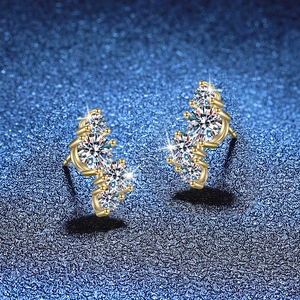 Eleganti orecchini a lobo in argento S925 dorato con quattro pietre tonde in moissanite