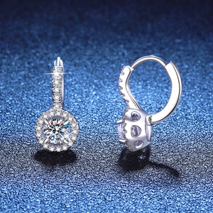 Boucles d'oreilles moissanite en argent S925 avec design cœur évidé sur fond bleu