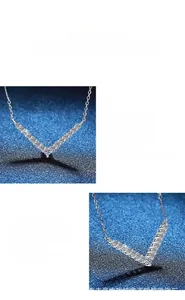 Détail du collier pendentif en V avec Moissanite et finition en argent S925 poli fin