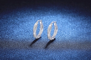 Gros plan de boucles d'oreilles Mobius en argent S925 avec pavé de moissanite