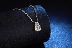 Vue détaillée du pendentif doré à double diamant avec sertissage à griffes fines