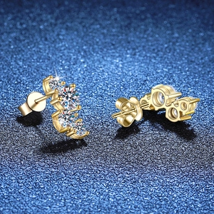 Orecchini a perno in moissanite argento S925 dorato con elegante cluster di diamanti ondulati