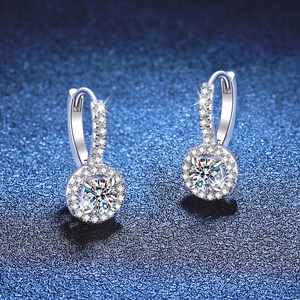 Boucles d'oreilles halo en argent 925 avec pierres de moissanite rondes de 1 carat