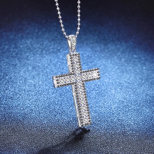 Pendentif croix en argent S925 et moissanite avec pavé de pierres noires et blanches