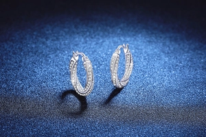 Détail des boucles d'oreilles créoles Mobius en argent S925 avec pavé de diamants