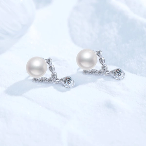 Elegant S925 silver stud earrings with natural freshwater pearl and V-shaped moissanite