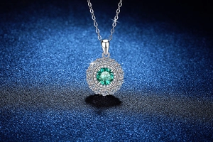 Vue macro du collier en argent S925 avec moissanite verte et halo de diamants
