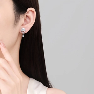 S925 silver V-shaped moissanite earrings with natural freshwater pearls on model