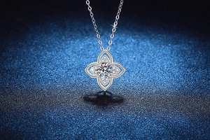Gros plan du pendentif trèfle en argent 925 avec de la moissanite étincelante
