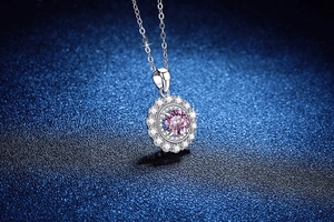 Détail macro du pendentif moissanite rose ronde avec halo de diamants sur chaîne argent