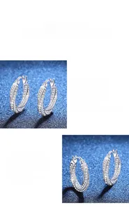Détails macro des boucles d'oreilles Mobius en Moissanite avec polissage argent S925 pur