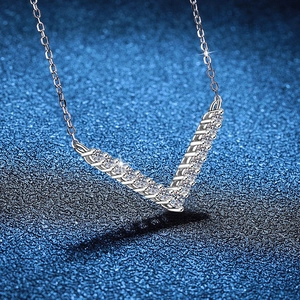 Élégant collier en V en argent s925 avec pierres moissanite sur fond bleu foncé
