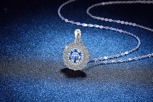 Vue macro du pendentif tournesol avec moissanite bleue et finition en argent S925