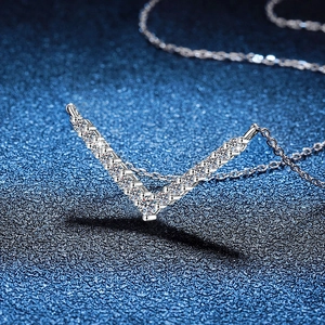 Élégant collier en V en argent s925 avec pierres moissanites pavées sur fond bleu foncé