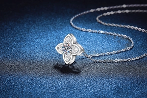 Détail macro du pendentif trèfle en argent S925 orné d'une moissanite brillante