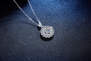 Vue macro d'un pendentif fleur en moissanite 1ct avec halo brillant sur chaîne O