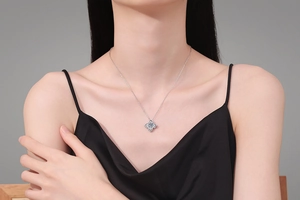 Détail du collier trèfle en argent 925 avec moissanite de 1ct porté par un mannequin