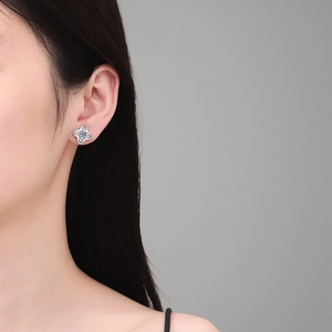 925 Sterling Silber Kleeblatt Moissanit Ohrstecker am Ohr einer Frau präsentiert
