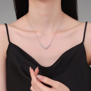 Collier en V classique en argent 925 avec pierres de moissanite étincelantes de couleur D