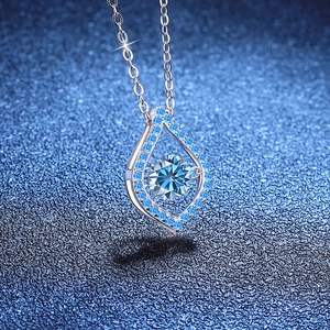 Collier en argent S925 avec pendentif poire en moissanite bleue mobile sur fond bleu