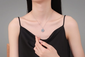 Gros plan d'un collier tournesol en argent S925 avec une moissanite bleu clair de 1ct
