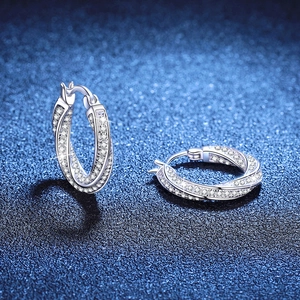 Élégantes boucles d'oreilles Mobius en argent 925 et moissanite sur fond bleu nuit