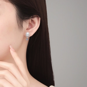 Elegant S925 silver stud earrings with white freshwater pearl and snowflake moissanite