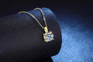 Makroaufnahme von 1ct Moissanit-Anhänger mit Vier-Krallen-Fassung an goldener Halskette