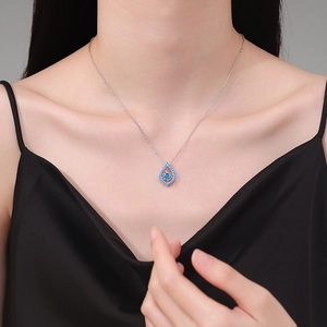 Collier élégant en argent S925 avec pendentif goutte en moissanite bleue sur un mannequin