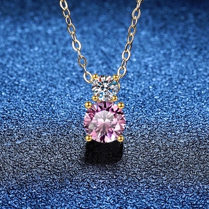 Collier en argent S925 avec pendentif moissanite rose sur fond bleu pailleté élégant