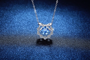 Gros plan détaillé du pendentif nœud avec une pierre bleue étincelante en argent 925
