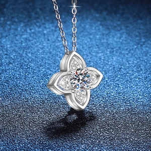 Collier en argent 925 avec pendentif trèfle et moissanite de 1 carat sur fond bleu