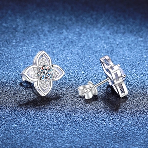 Elegante Kleeblatt-Ohrstecker aus 925er Sterlingsilber mit Moissanit für Damen