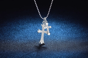 Gros plan détaillé des pendentifs double croix en argent S925 avec pierres de moissanite