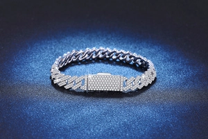 Primer plano de pulsera de eslabones cubanos con diamantes moissanita y cierre de seguridad