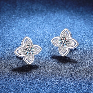 Funkelnde 925er Sterlingsilber Kleeblatt Ohrstecker mit Moissanit Steinen für Damen