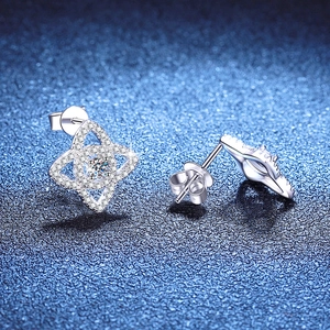 Sparkling S925 sterling silver star stud earrings with brilliant moissanite stones