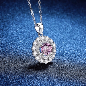 Élégant collier en argent S925 avec une moissanite rose de 1 carat en pendentif halo