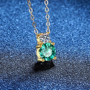 Élégant collier en argent S925 doré avec pendentif double moissanite verte et or