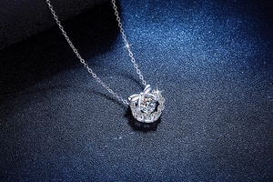 Macro d'un collier en argent 925 avec moissanite 1ct dans un pendentif en forme de nœud